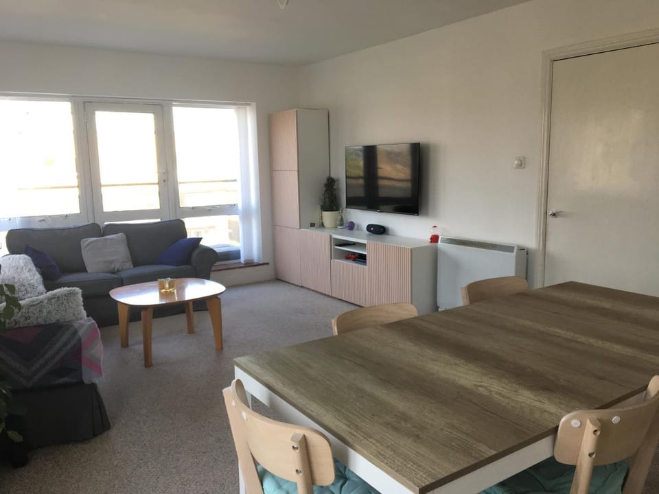 Communal lounge/ TV room, TV and multimedia, Seating area, Dining area