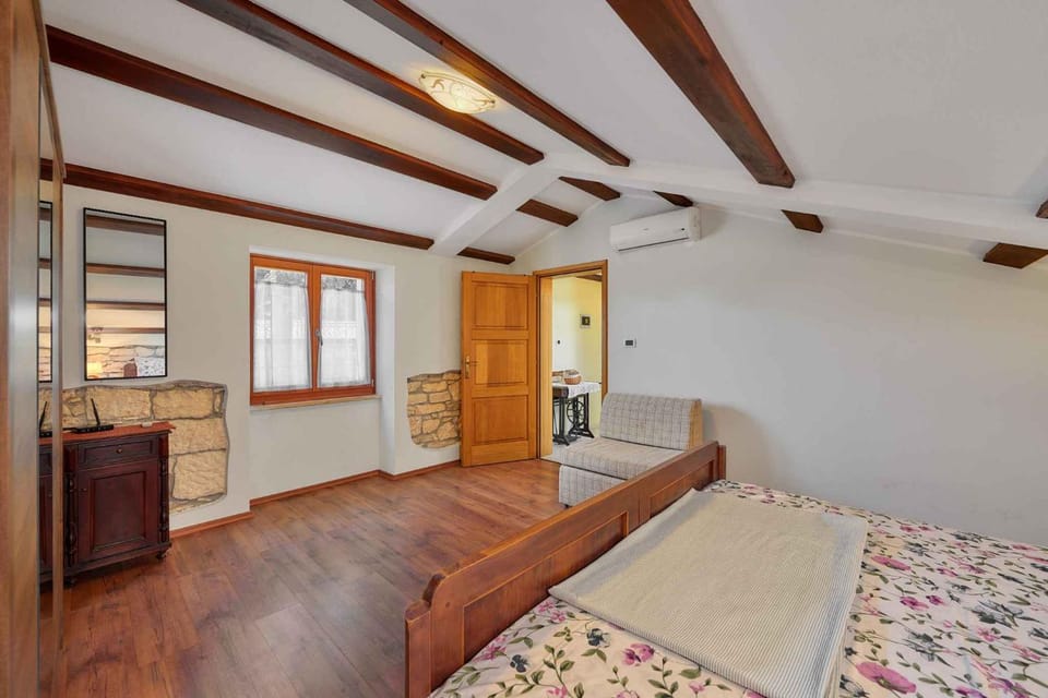 Bedroom, air conditioner