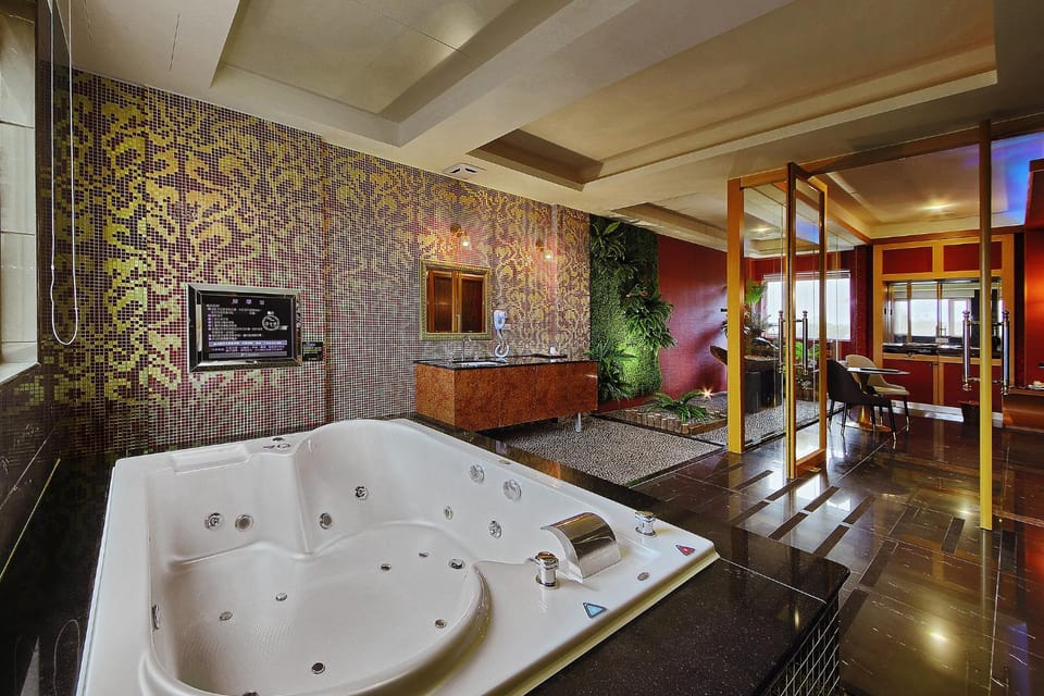 Hot Tub, Bath