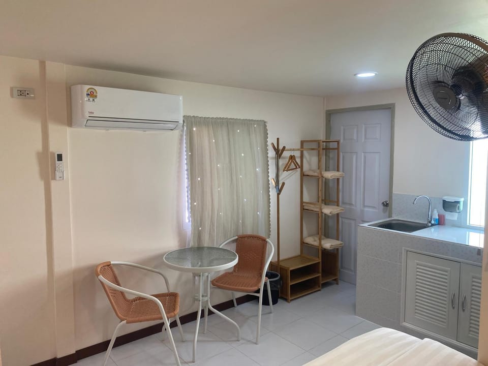 Photo of the whole room, Dining area, air conditioner