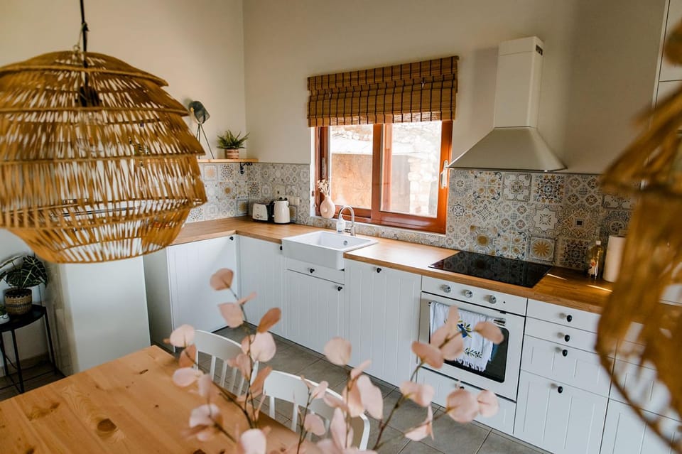 hair dresser, kitchen
