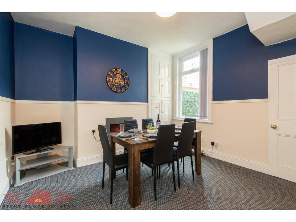 Communal lounge/ TV room, TV and multimedia, Living room, Seating area, Dining area, Evening entertainment