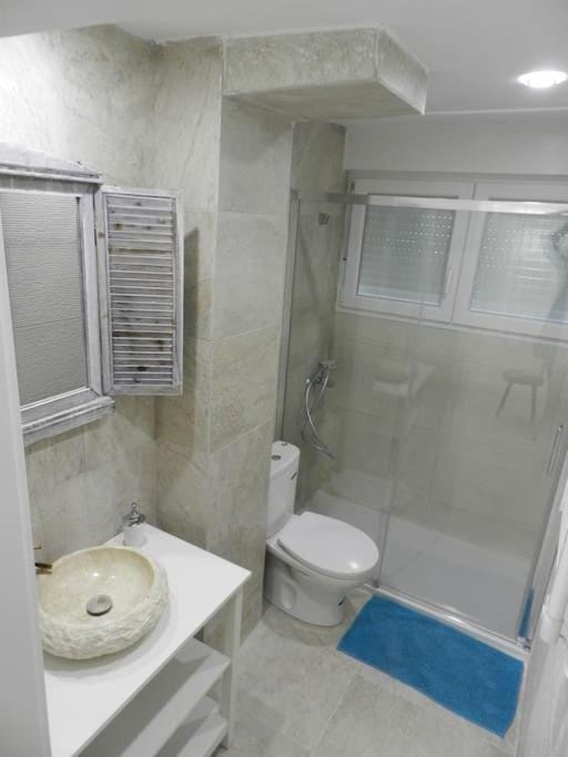 Shower, Toilet, Bathroom, towels