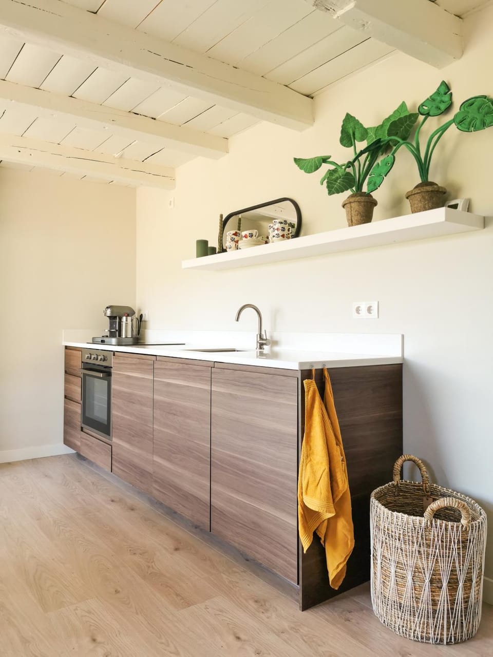 Coffee/tea facilities, Kitchen or kitchenette, stove
