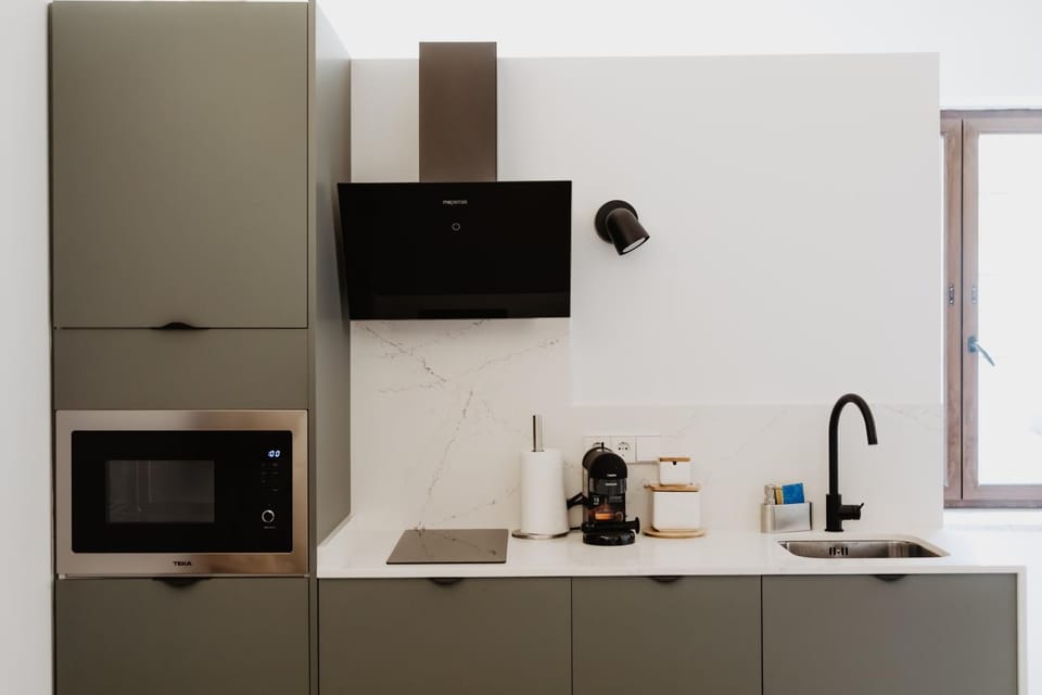 Coffee/tea facilities, Kitchen or kitchenette, minibar, stove