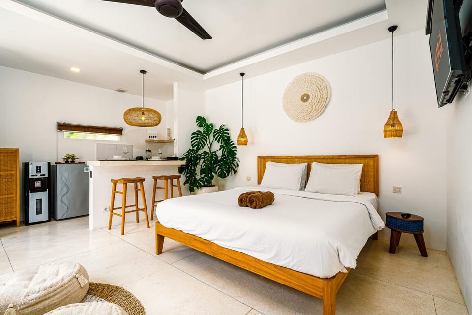 Bed, TV and multimedia, Photo of the whole room, Bedroom, towels