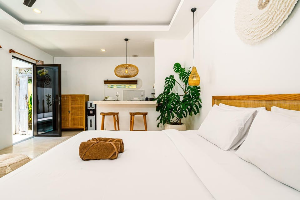 Bed, Living room, Photo of the whole room, Seating area, Bedroom, towels