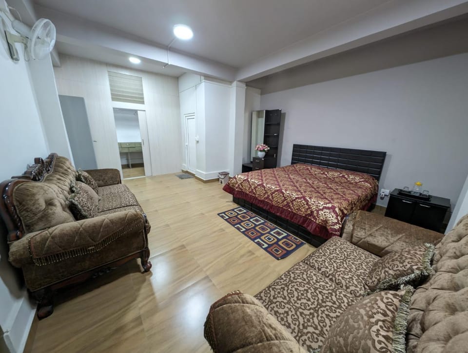 Bed, Photo of the whole room, Seating area, Bedroom