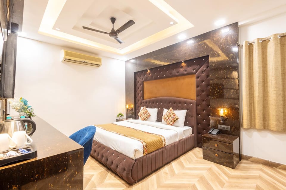 Bed, Photo of the whole room, Bedroom, fireplace, air conditioner