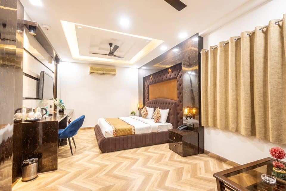 Bed, TV and multimedia, Photo of the whole room, Bedroom, fireplace, air conditioner