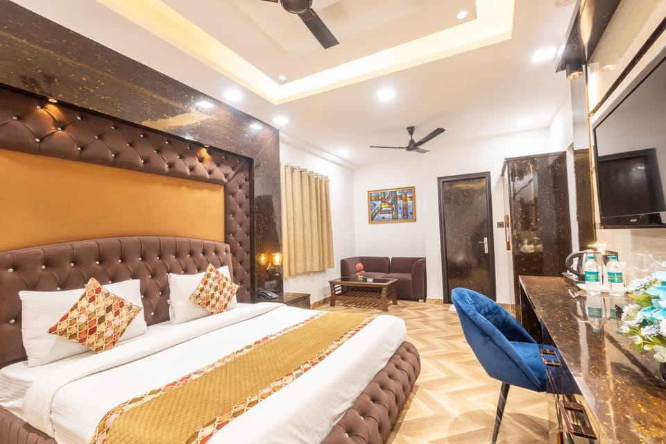 Bed, TV and multimedia, Photo of the whole room, Seating area, Bedroom, fireplace, wardrobe, air conditioner