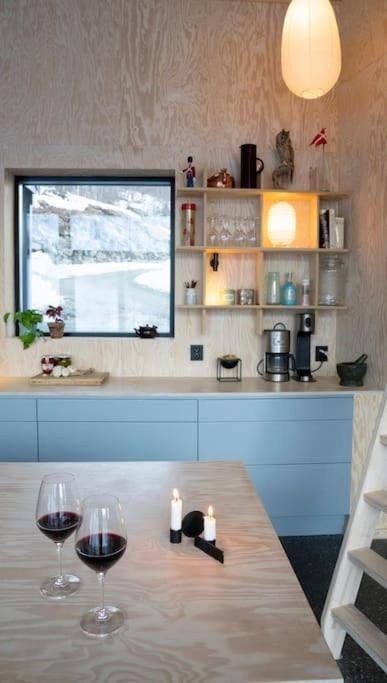 Cozy Nature Retreat, Danish Design w Jacuzzi option House in Vestland