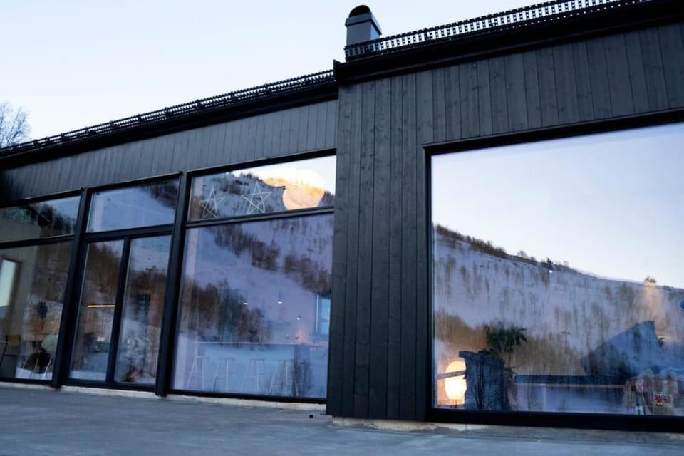 Cozy Nature Retreat, Danish Design w Jacuzzi option House in Vestland