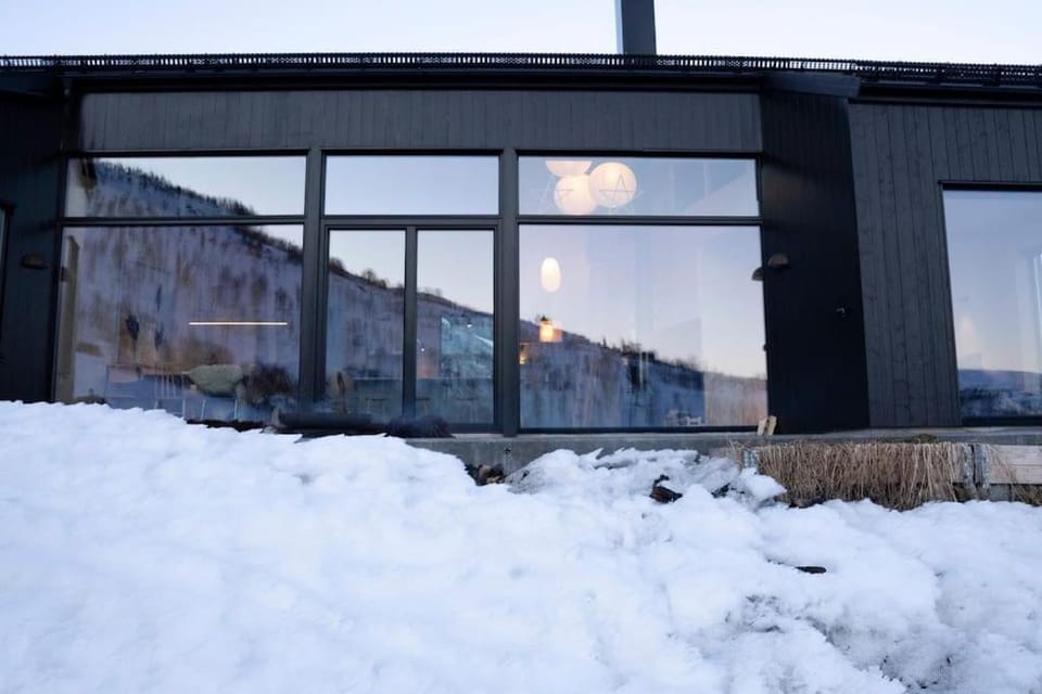 Cozy Nature Retreat, Danish Design w Jacuzzi option House in Vestland