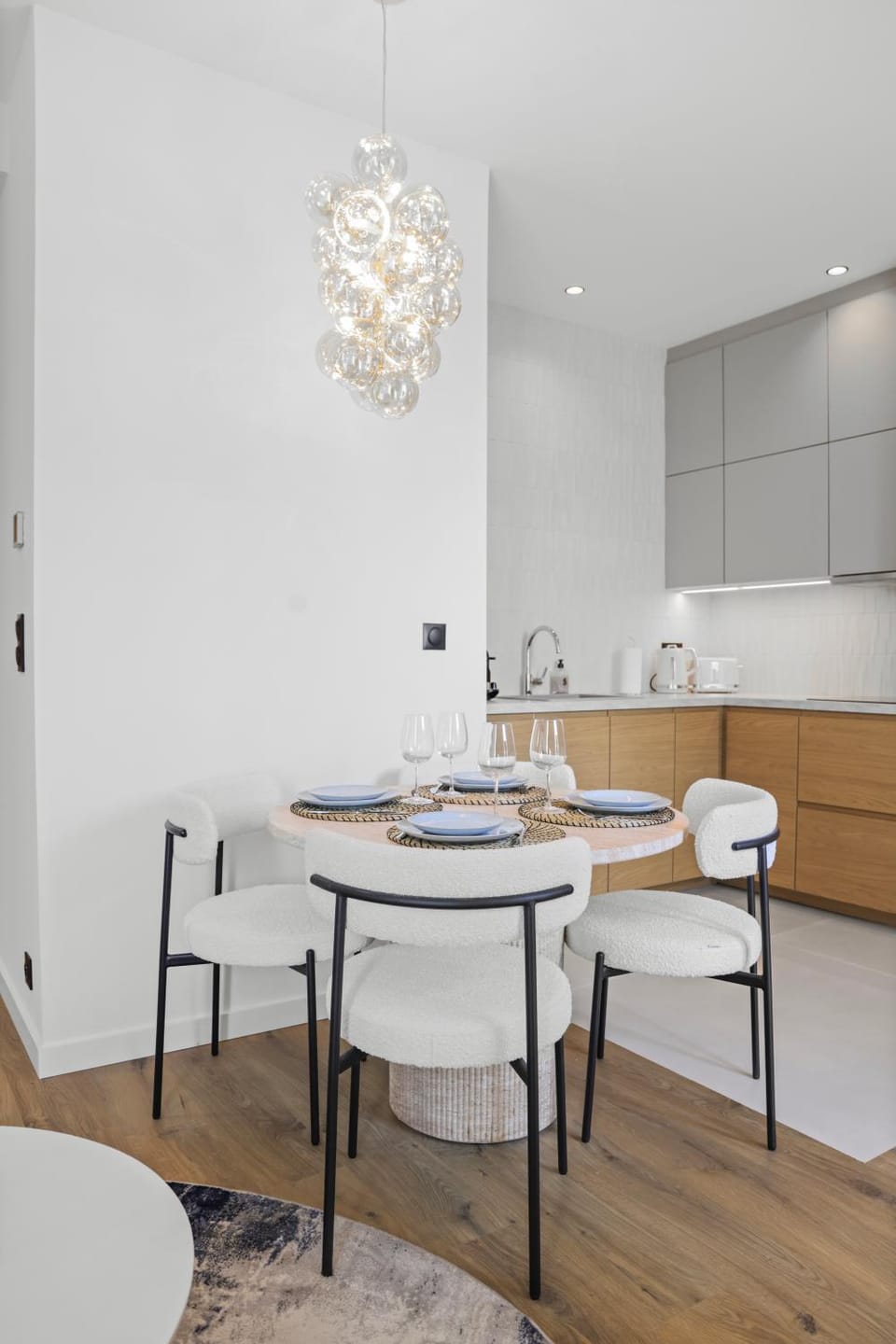 Kitchen or kitchenette, Dining area