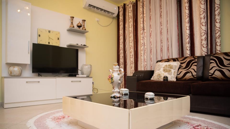TV and multimedia, Living room, Seating area, Evening entertainment