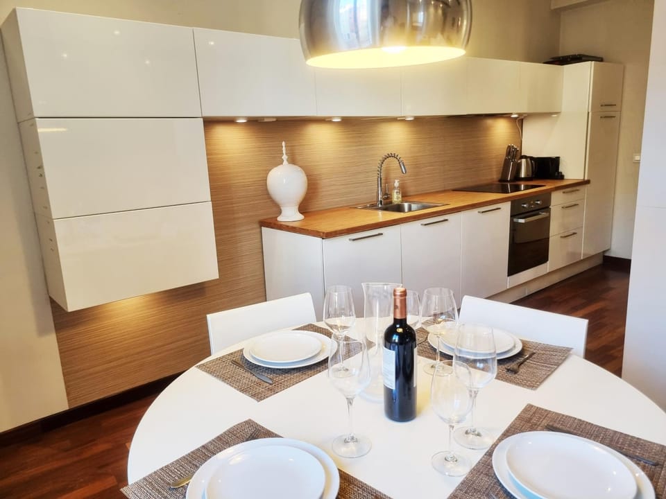 Kitchen or kitchenette, Dining area