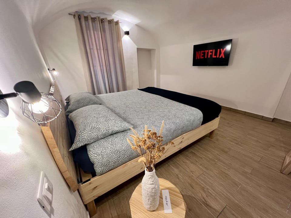Bed, TV and multimedia, Photo of the whole room, Bedroom