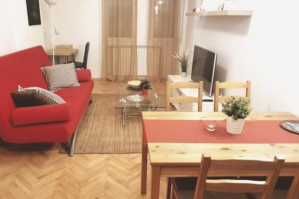 Bed, TV and multimedia, Living room, Dining area