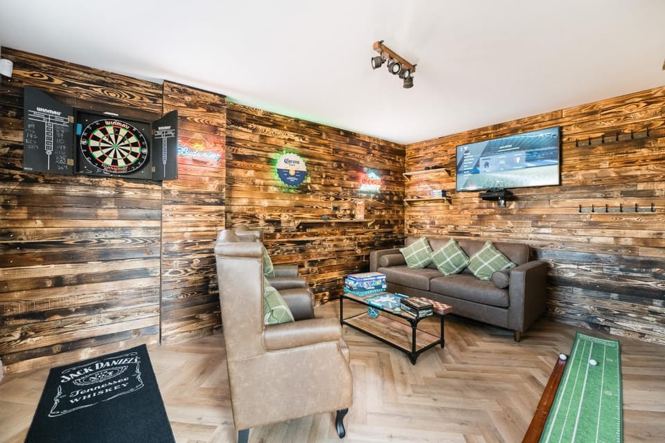 Communal lounge/ TV room, Game Room, TV and multimedia, Seating area, Evening entertainment