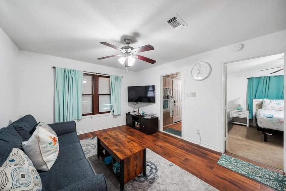 Galveston Beach House Family/Pet Friendly House in Galveston Island