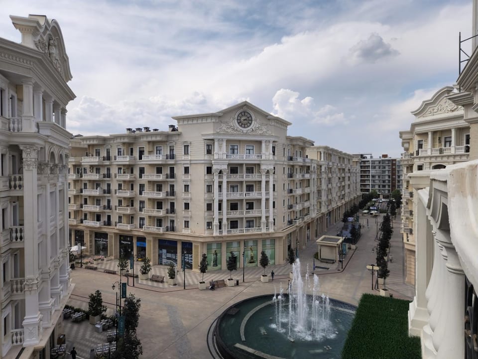 Property building, Nearby landmark, Day, Neighbourhood, City view, Street view, Location