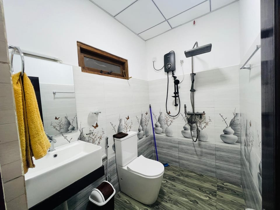 Shower, Toilet, Bathroom, towels