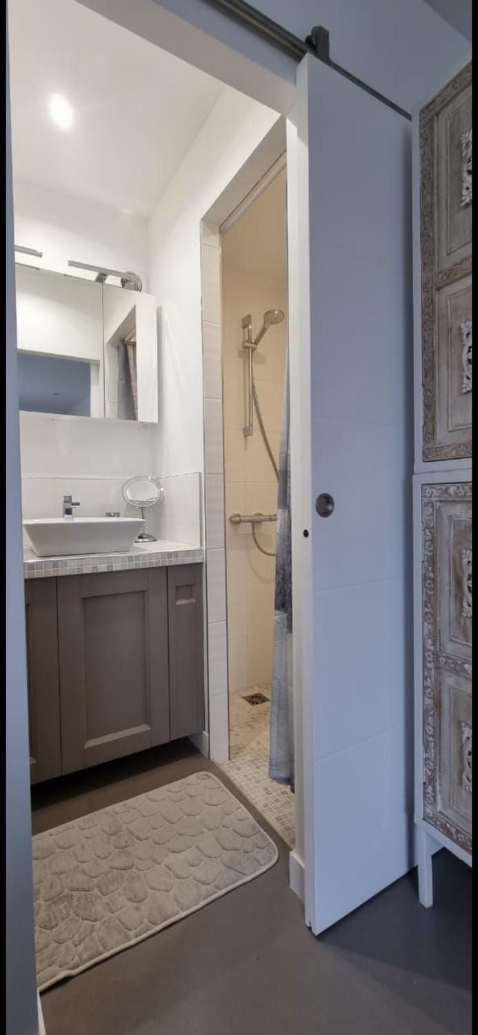 Belle chambre privée avec douche et toilette indépendantes dans une magnifique villa Vacation rental in Andernos-les-Bains