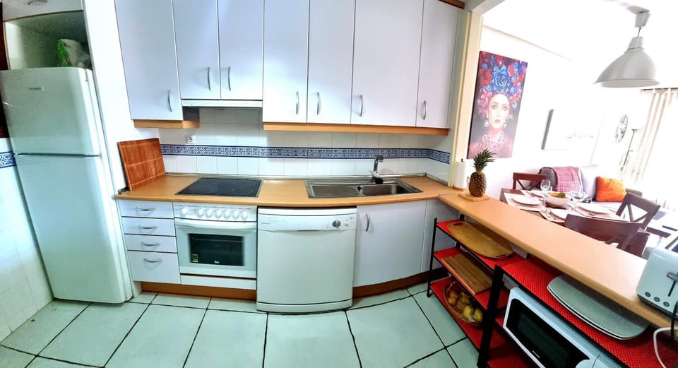 Kitchen or kitchenette, Dining area, dishwasher, minibar, pet friendly, stove, toaster