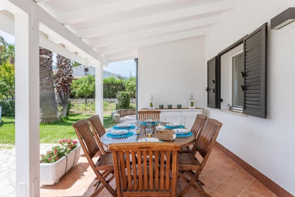 Patio, Day, Garden, Dining area, Garden view