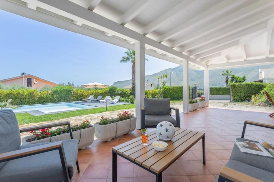 Patio, Natural landscape, Garden, View (from property/room), Garden view, Mountain view, Pool view, Swimming pool, sunbed