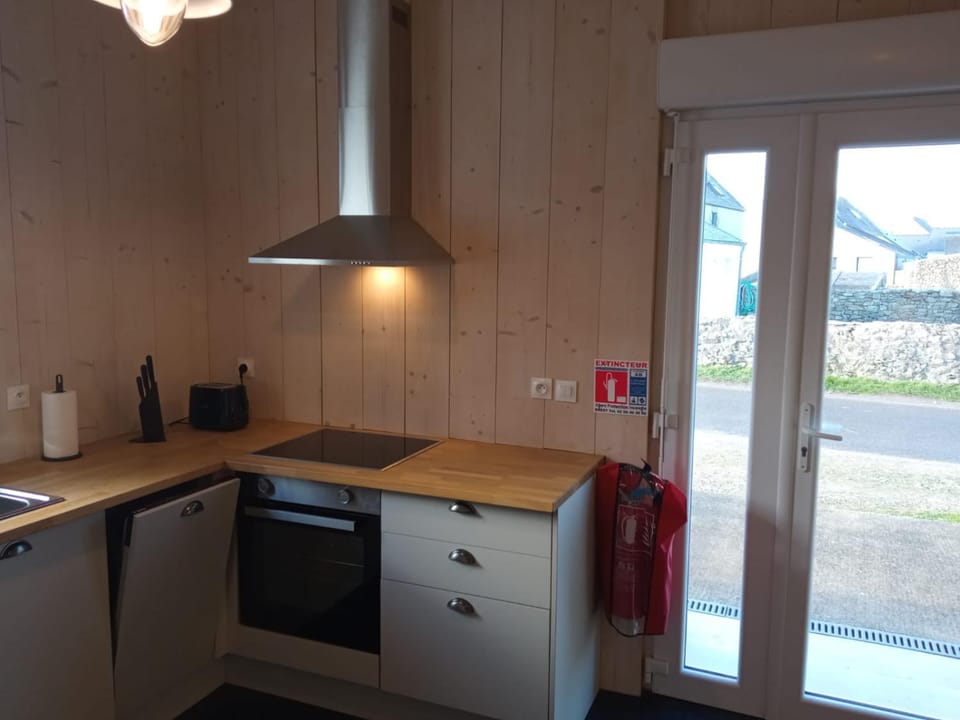 Kitchen or kitchenette, pet friendly, stove