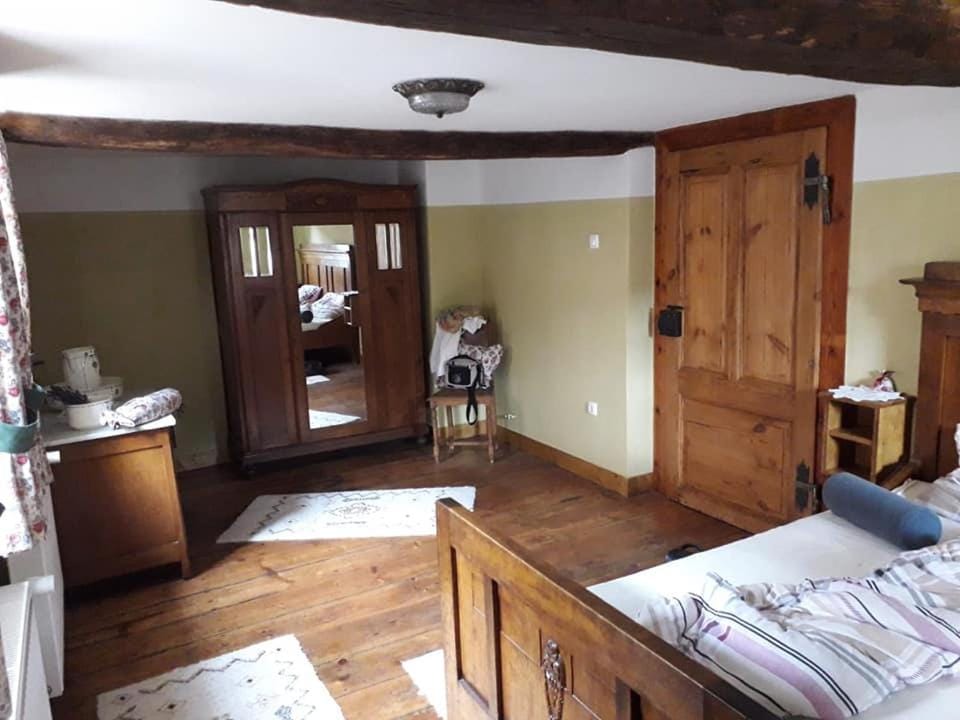 Photo of the whole room, Bedroom, wardrobe
