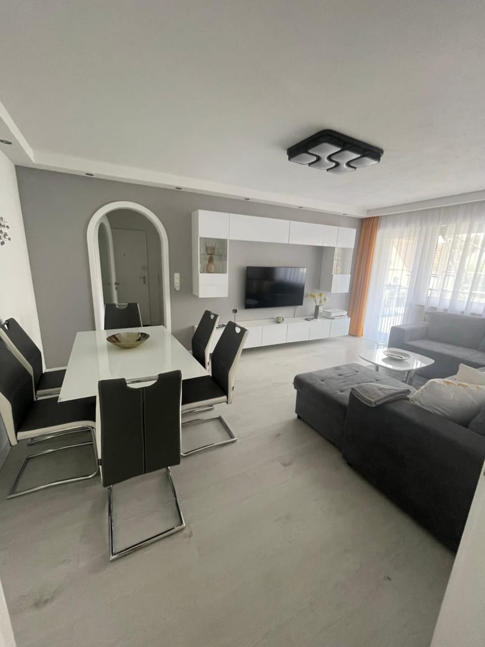 TV and multimedia, Seating area, Dining area