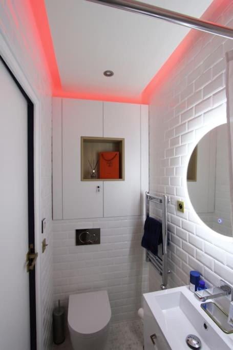 Shower, Toilet, Bathroom, towels
