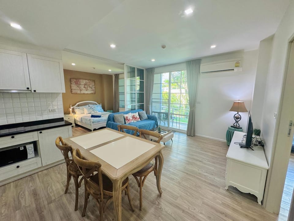 Kitchen or kitchenette, Living room, Seating area, Dining area, stove, toaster