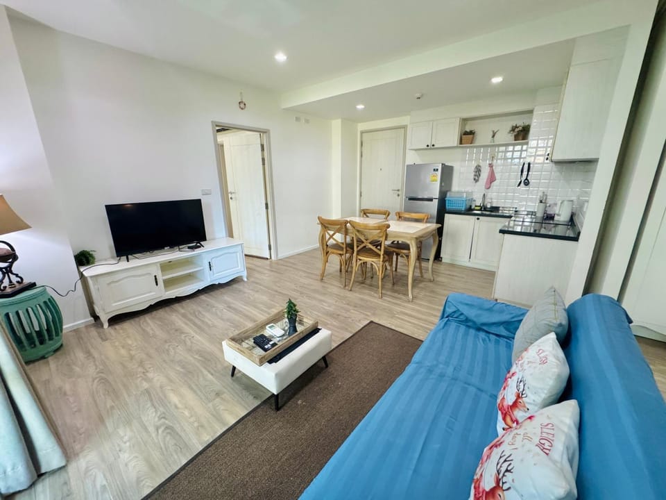 Communal lounge/ TV room, TV and multimedia, Kitchen or kitchenette, Living room, Seating area, Dining area, oven, stove