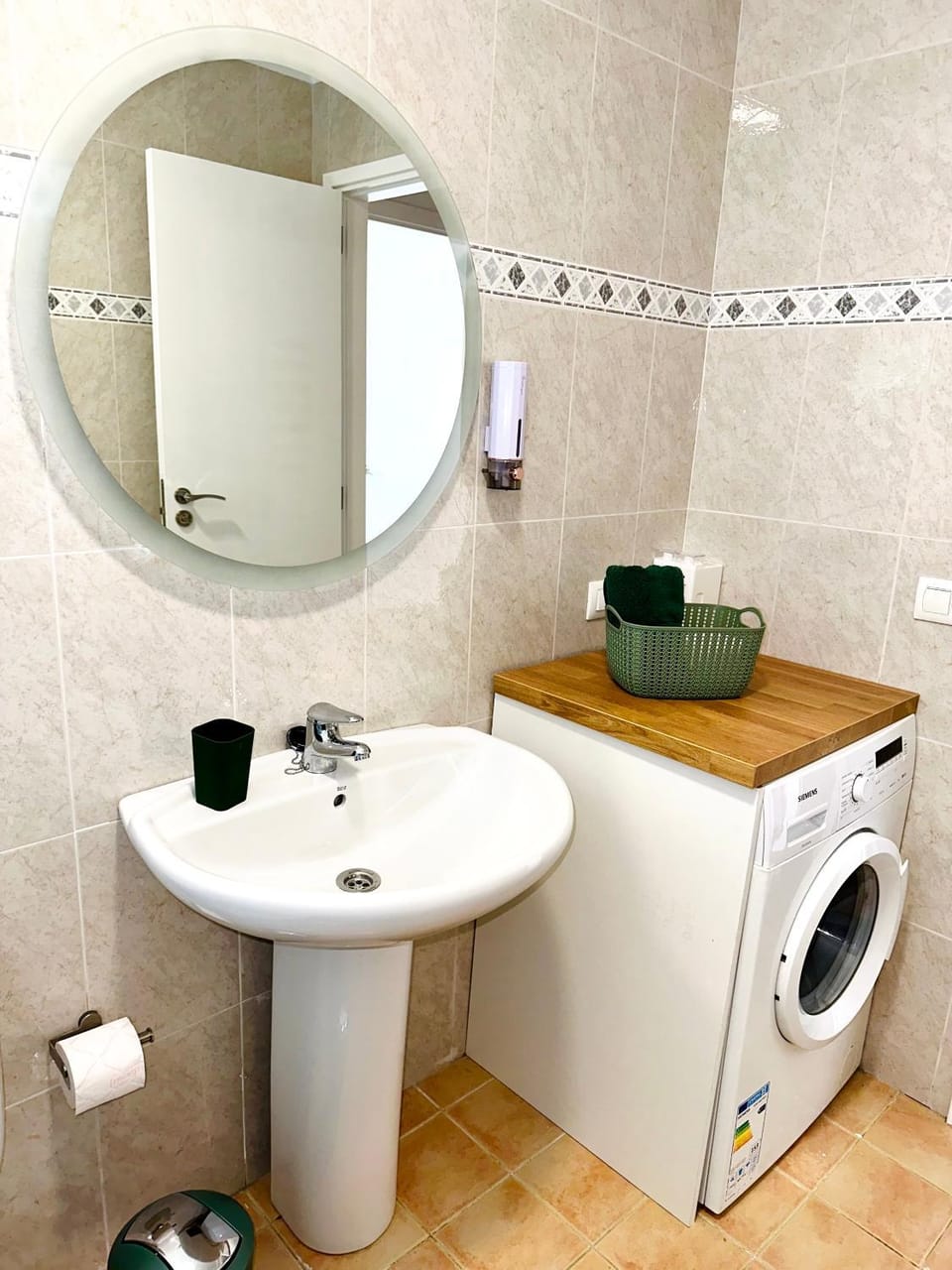 Bathroom, towels, washing machine