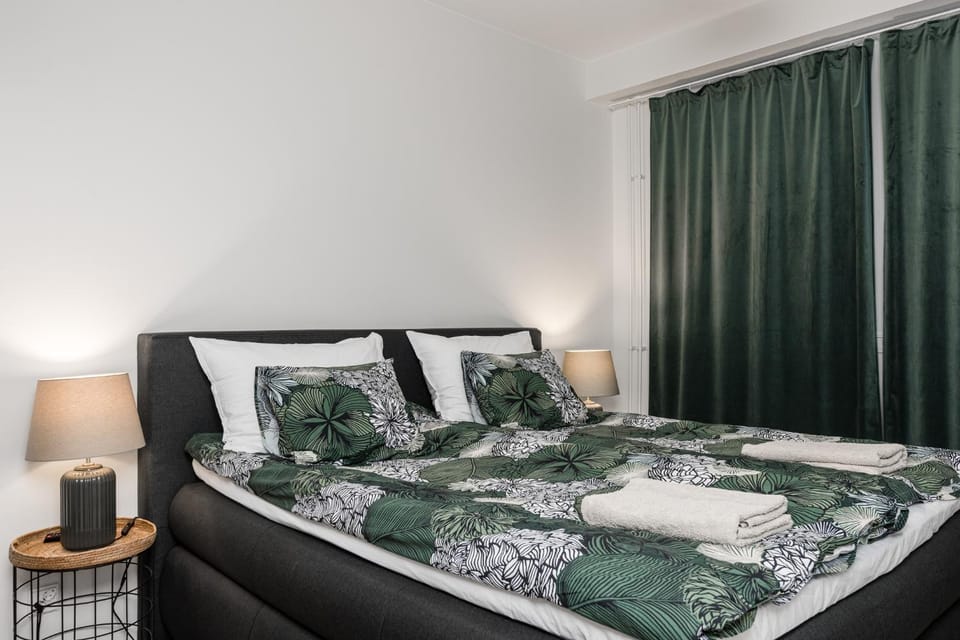Bed, Photo of the whole room, towels