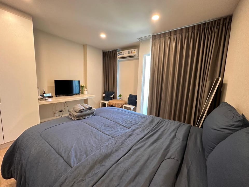 Bed, TV and multimedia, Photo of the whole room, Bedroom