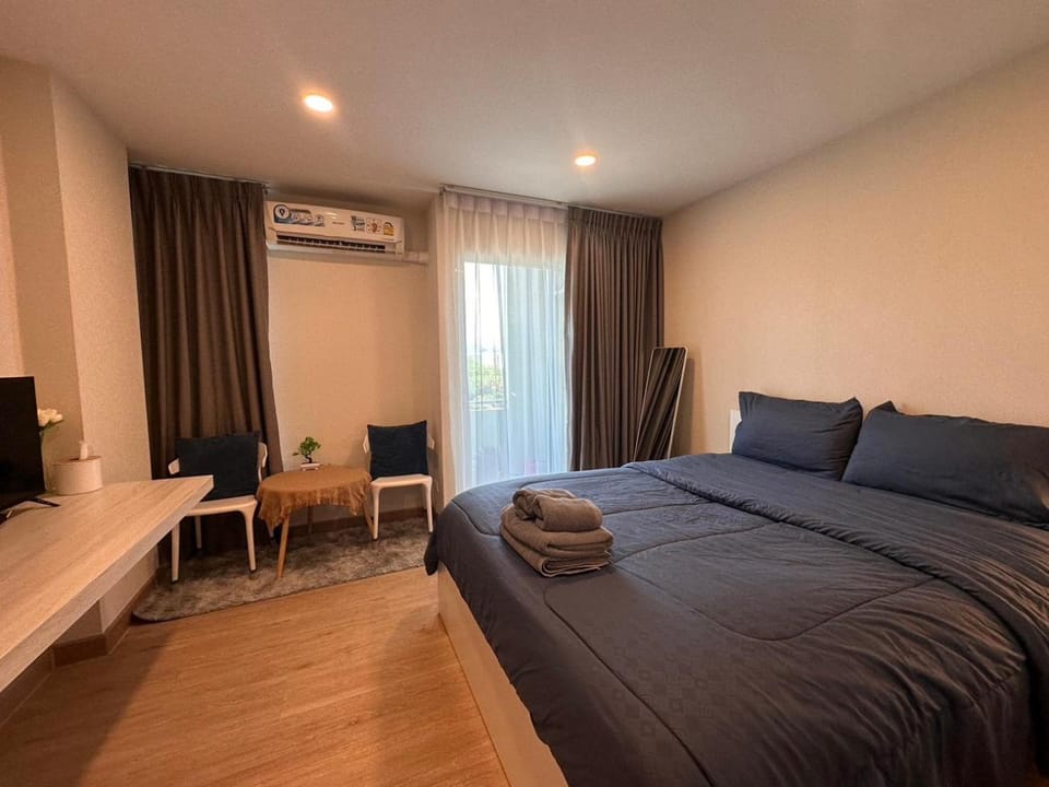 Bed, TV and multimedia, Living room, Photo of the whole room, Seating area, Bedroom, towels, air conditioner