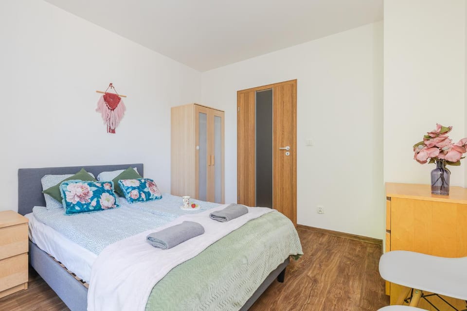 Bed, Bedroom, towels, wardrobe