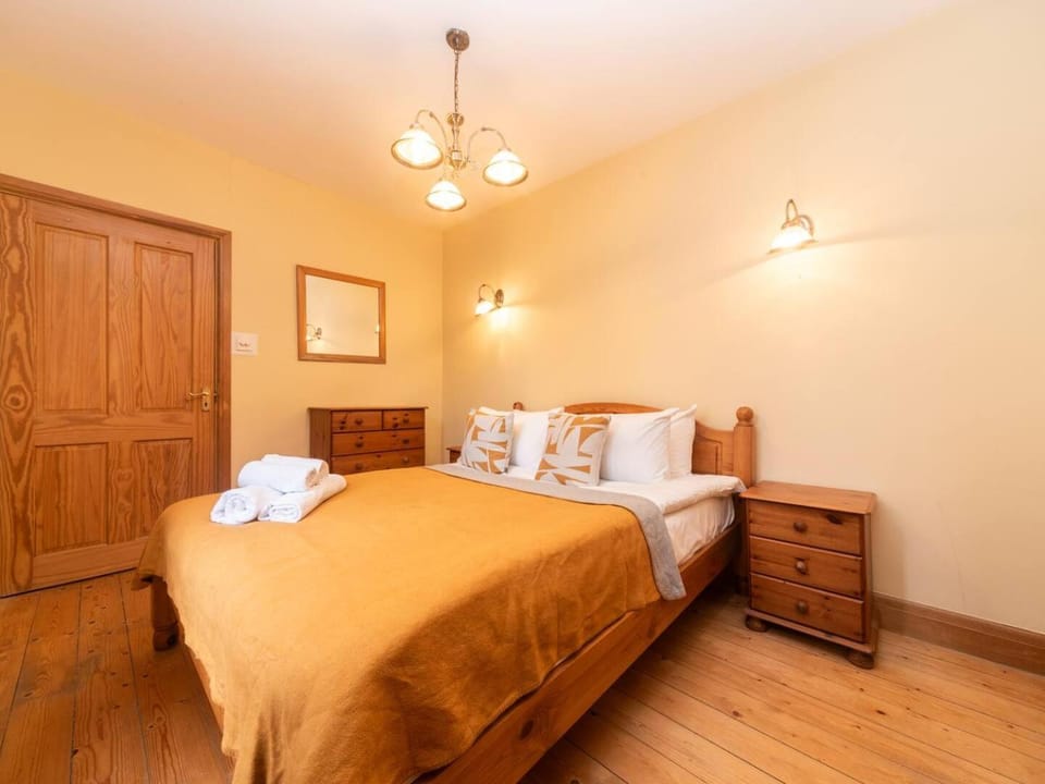 Bed, Other, Photo of the whole room, Bedroom, towels
