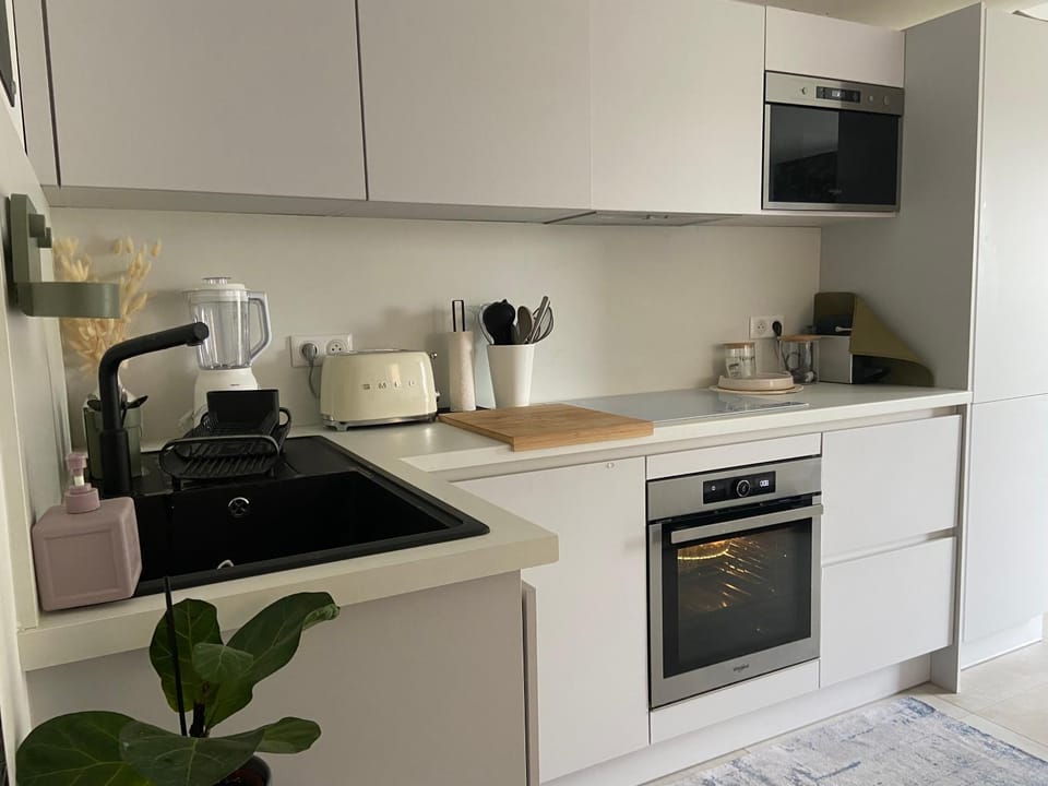 Coffee/tea facilities, dishwasher, minibar, pet friendly, stove, toaster