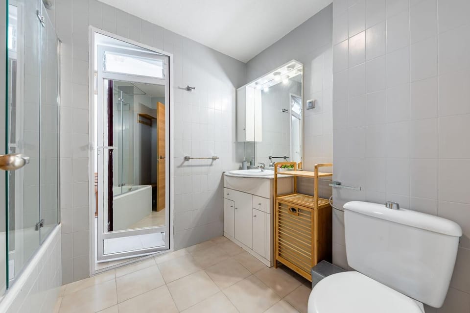Shower, Toilet, Bathroom, Bath, towels