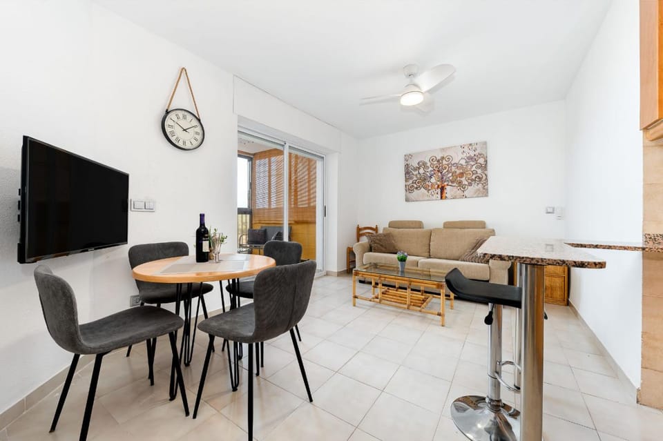 TV and multimedia, Living room, Seating area, Dining area, Evening entertainment