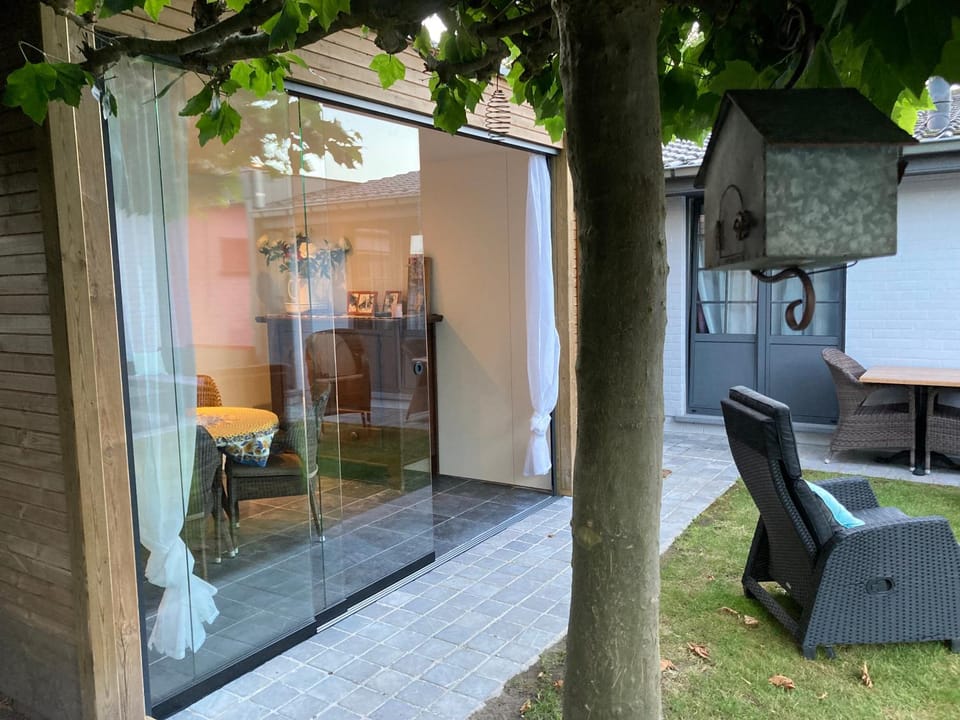 Day, Living room, Seating area, Breakfast