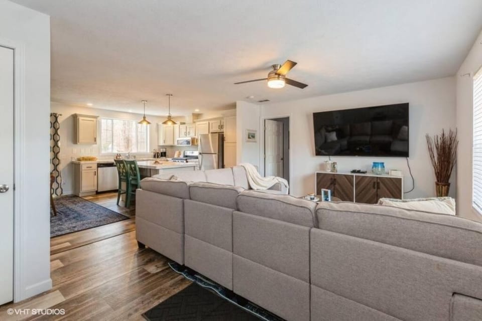 TV and multimedia, Kitchen or kitchenette, Living room, Seating area, Evening entertainment