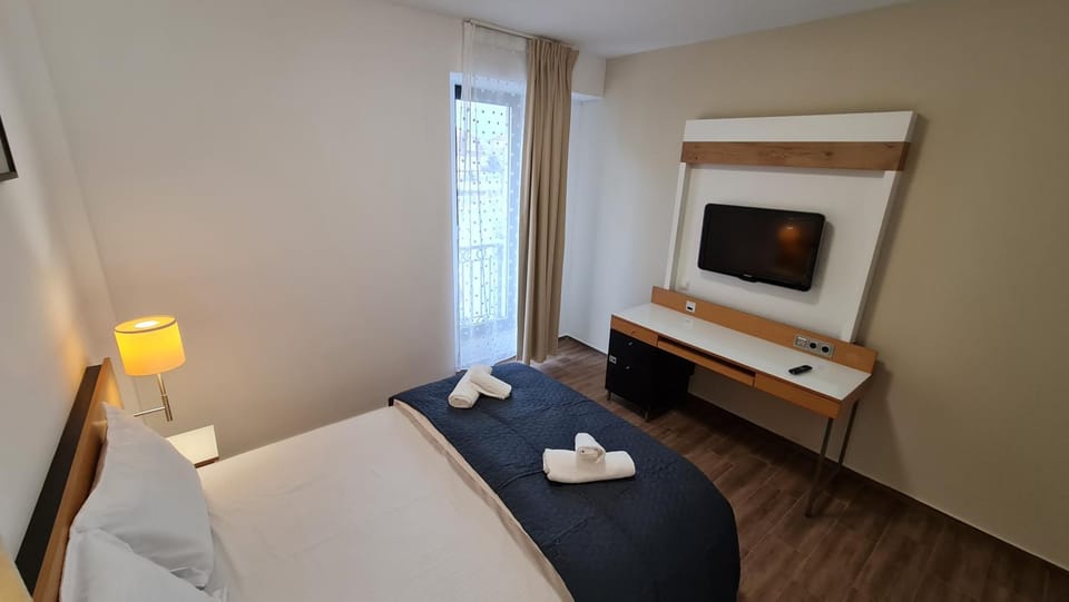 Communal lounge/ TV room, TV and multimedia, Photo of the whole room, Evening entertainment, Bedroom, towels
