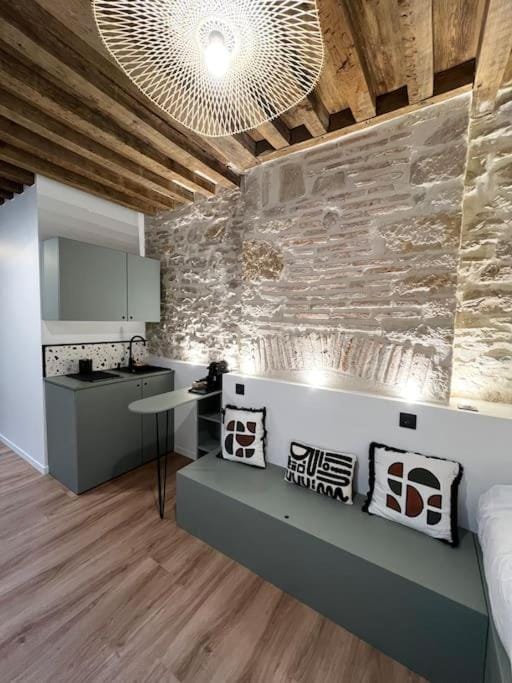 Kitchen or kitchenette, Living room, stove